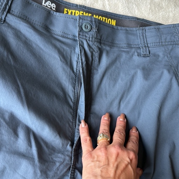 Men’s Lee Performance Series Extreme Motion Cargo shorts - size 42 blue/gray NWT - Picture 11 of 11